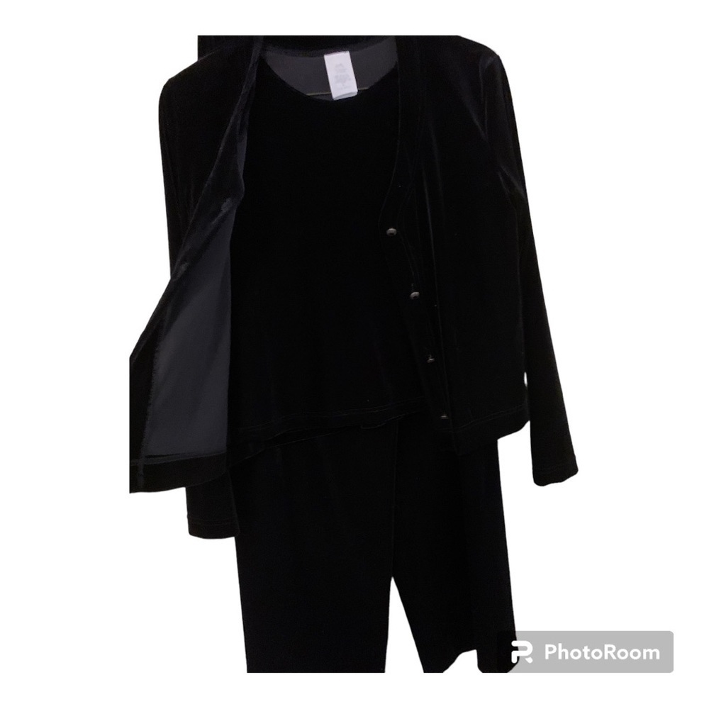 Signature by Jerell, Medium Black Velour pants suit. Vintage, Cozy